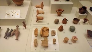 ミケーネ古代遺跡の博物館の土器などを展示物を見る様子2