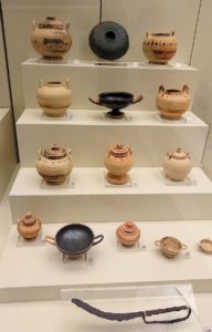 ミケーネ古代遺跡の博物館の土器などを展示物を見る様子3