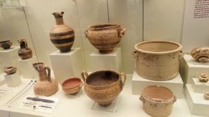 ミケーネ古代遺跡の博物館の土器などを展示物を見る様子4