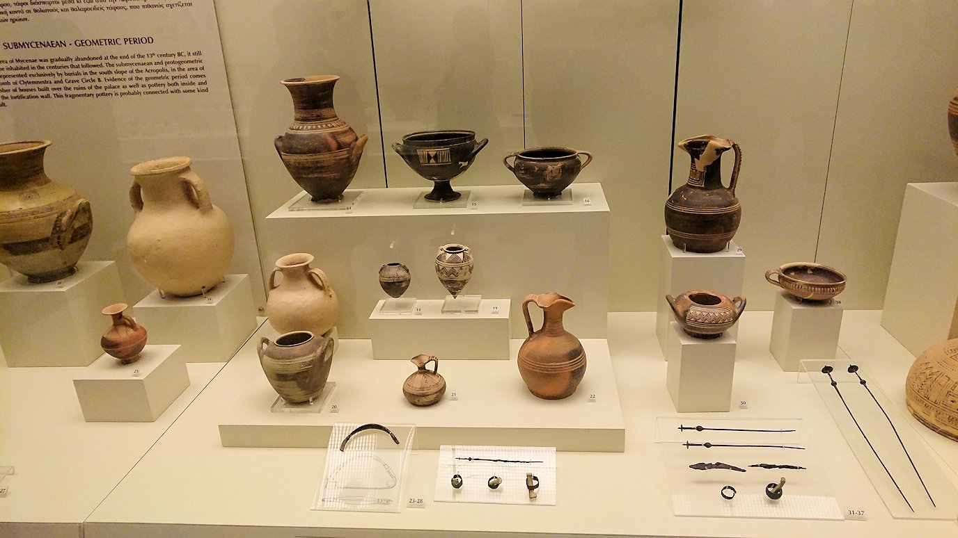 ミケーネ古代遺跡の博物館の土器などを展示物を見る様子5