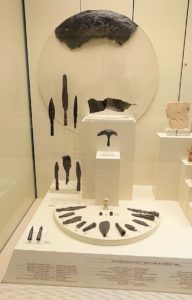 ミケーネ古代遺跡の博物館の土器などを展示物を見る様子6