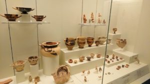 ミケーネ古代遺跡の博物館の土器などを展示物を見る様子7