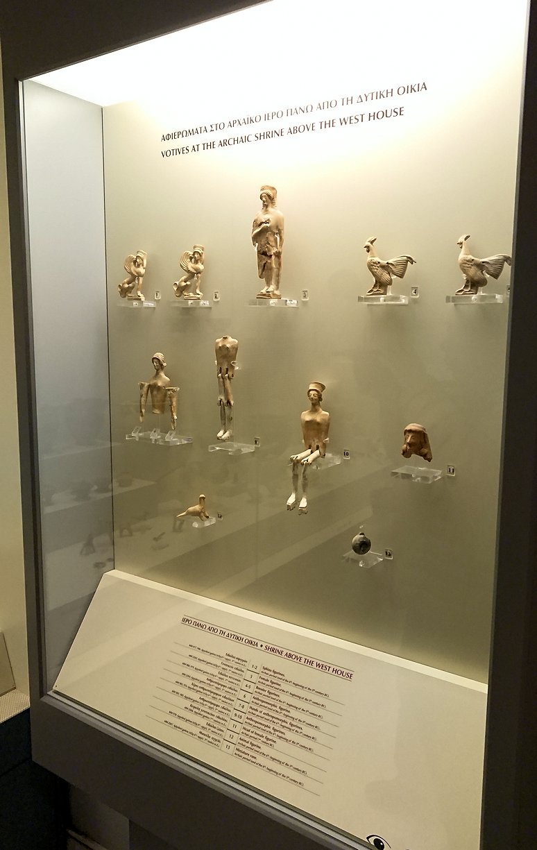 ミケーネ古代遺跡の博物館の土器などを展示物を見る様子8