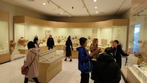 ミケーネ古代遺跡の博物館の土器などを展示物を見る様子9