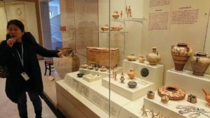 ミケーネ古代遺跡の博物館の土器などを展示物を見る様子10