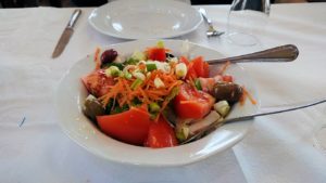 ギリシャのディアコフトのレストランのサラダ