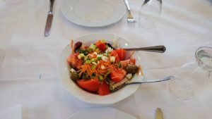 ギリシャのディアコフトのレストランのサラダ2