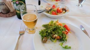 ギリシャのディアコフトのレストランでビールを飲む