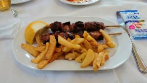 ギリシャのディアコフトのレストランのメイン料理　スブラキを食べる