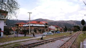 オドンドトス登山鉄道列車に乗ってカラヴリタに到着し辺りを見回す2