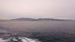 エーゲ海クルーズ船のデッキからエーゲ海を見渡す