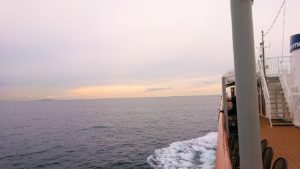 エーゲ海クルーズ船のデッキからエーゲ海を見渡す2