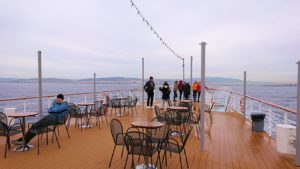 エーゲ海クルーズ船のデッキからエーゲ海を見渡す3