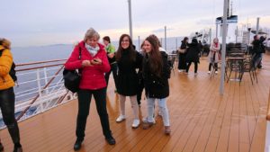エーゲ海クルーズ船のデッキで楽しむ人々