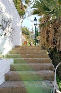 エーゲ海のイドラ島で上に繋がる階段を進む