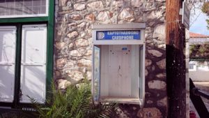 エーゲ海のイドラ島で歩いていて見つけた公衆電話跡