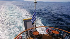 エーゲ海クルーズ船のデッキでのんびり景色を楽しむ3