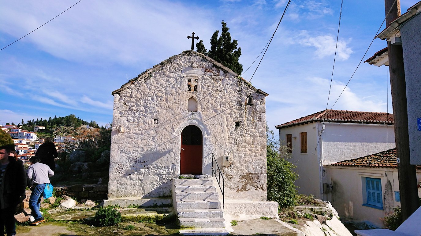 ギリシャのポロス島で教会を見つける
