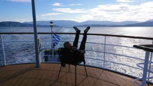 ギリシャのエーゲ海クルーズ船で船尾でリラックスおじさんの様子