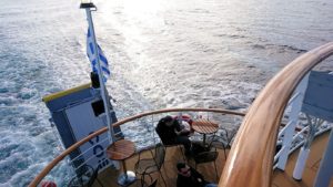 ギリシャのエーゲ海クルーズ船でエギナ島を目指す
