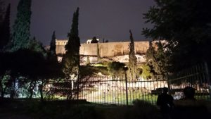 アテネの夜にパルテノン神殿を見上げる