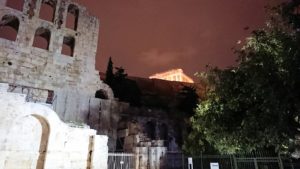 アテネの夜にパルテノン神殿を見上げる2