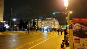 アテネの夜にシンタグマ広場付近を歩く