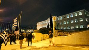 アテネの夜にシンタグマ広場付近でデモの軍団に出会う