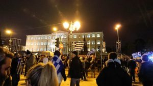 アテネの夜にシンタグマ広場付近でデモの軍団に出会う3