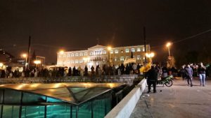 アテネの夜にシンタグマ広場付近でデモの軍団に出会う4