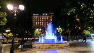 アテネの夜にシンタグマ広場付近で光る噴水に見とれる