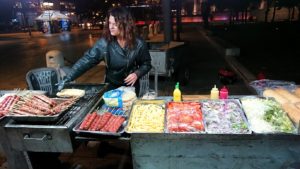 アテネの夜にシンタグマ広場付近でサンドイッチを購入