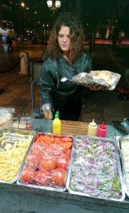アテネの夜にシンタグマ広場付近でサンドイッチを購入3