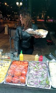 アテネの夜にシンタグマ広場付近でサンドイッチを購入4