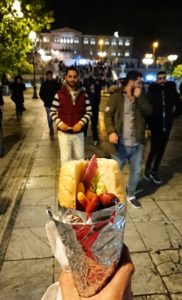 アテネの夜にシンタグマ広場付近でサンドイッチを購入6