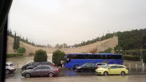 アテネ市内をバスで移動する4