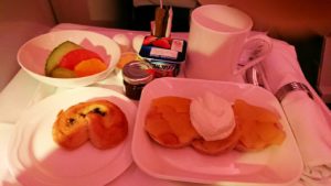 エミレーツ航空のビジネスクラスの機内のラウンジで朝食が出てくる時間になりました3