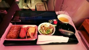 エミレーツ航空のビジネスクラスの機内のラウンジで朝食が出てきた和食