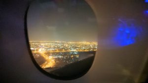 エミレーツ航空のビジネスクラスの機内から見えるドバイの街並み