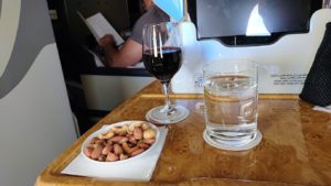 カサブランカまで向かうエミレーツ航空A380-800の飛行機のビジネスクラスで出てきた食前酒