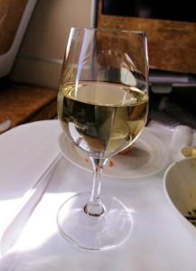 カサブランカまで向かうエミレーツ航空A380-800の飛行機のビジネスクラスで出てきた昼食で白ワイン