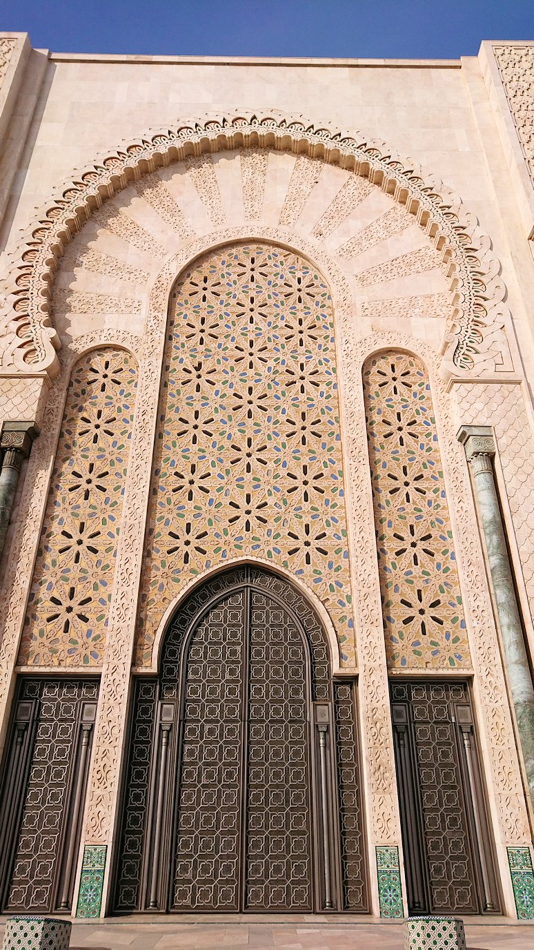 カサブランカのハッサン2世モスクの建物の様子