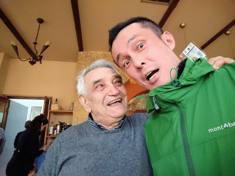 ギリシャのディアコフトのレストランでおじいちゃんと仲良くツーショット写真を撮る