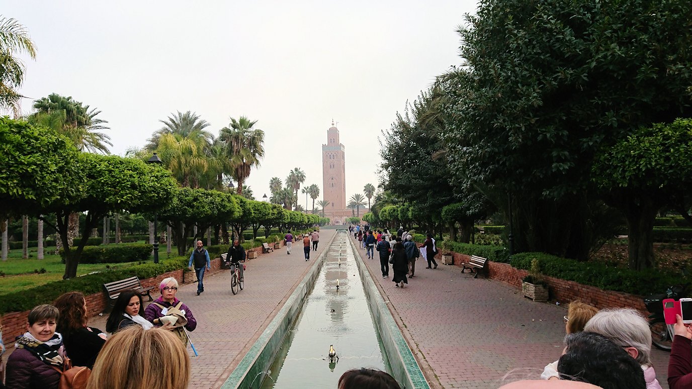 モロッコのマラケシュ市内でクトゥビア・モスクを目指す8