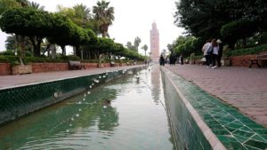 モロッコのマラケシュ市内でクトゥビア・モスクを目指す9