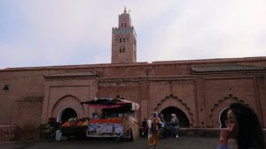 モロッコのマラケシュ市内でクトゥビア・モスクを近くで眺める5
