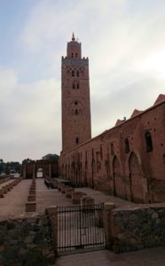モロッコのマラケシュ市内でクトゥビア・モスクを近くで眺める6