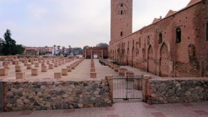 モロッコのマラケシュ市内でクトゥビア・モスクを近くで眺める9