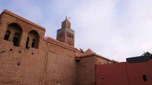 モロッコのマラケシュ市内でクトゥビア・モスク付近の公園の景色