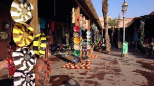 モロッコのマラケシュで旧市街地(メディナ)での雰囲気を2